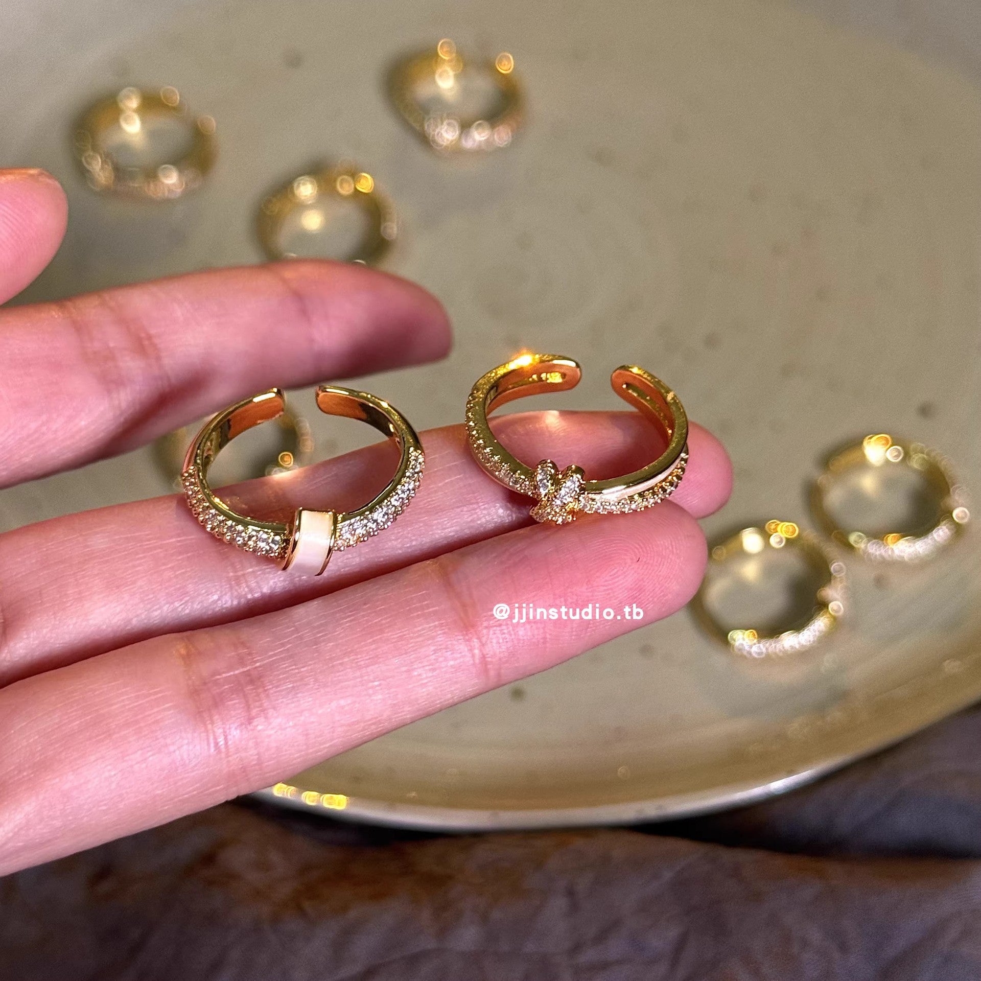 French Gentle White Shell Micro-Paved Zircon Ring, Exquisite Design, Sparkling Diamond High-End Ring