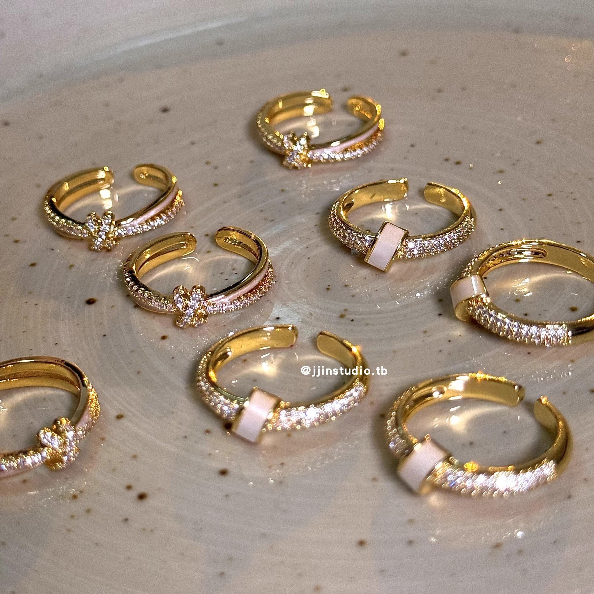 French Gentle White Shell Micro-Paved Zircon Ring, Exquisite Design, Sparkling Diamond High-End Ring