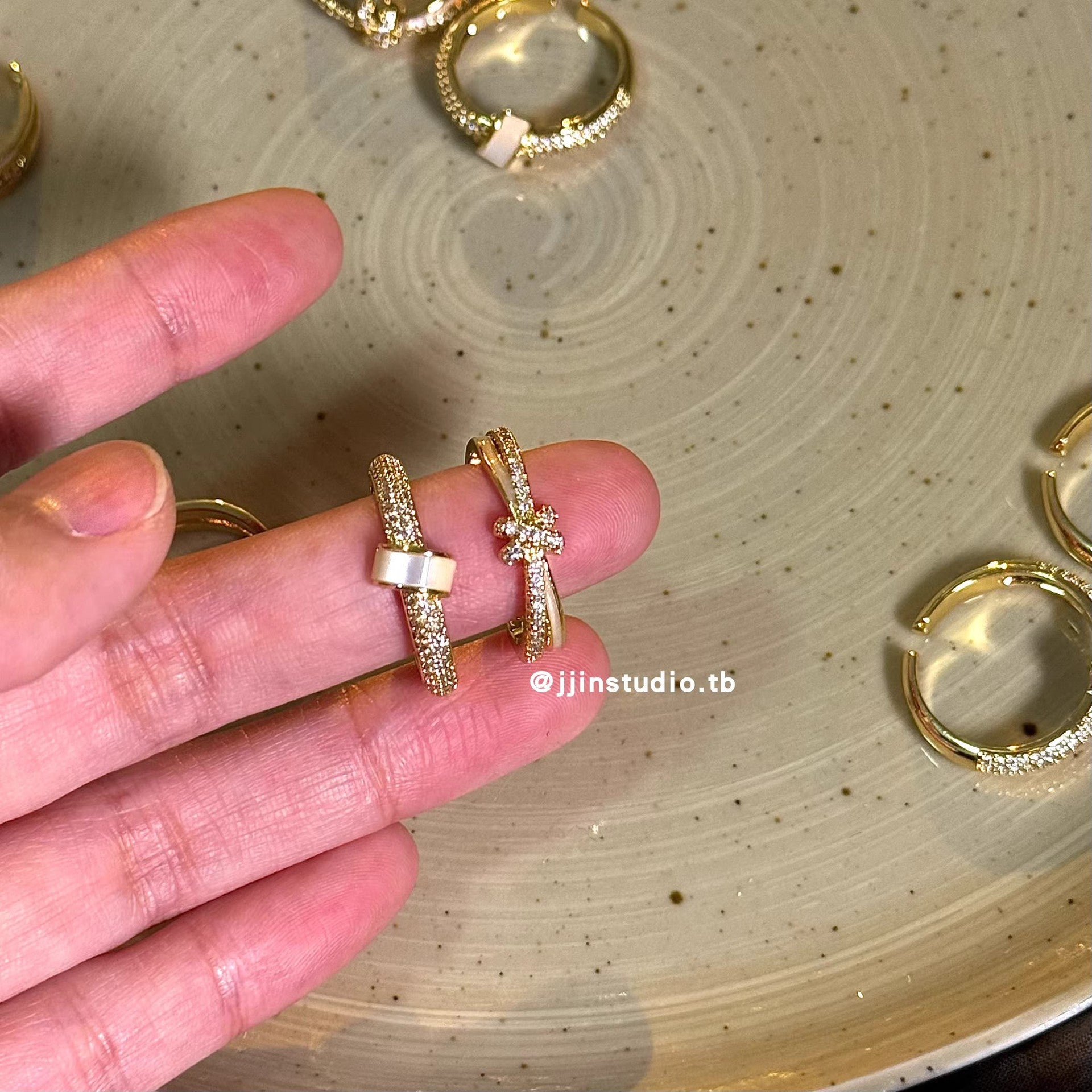 French Gentle White Shell Micro-Paved Zircon Ring, Exquisite Design, Sparkling Diamond High-End Ring