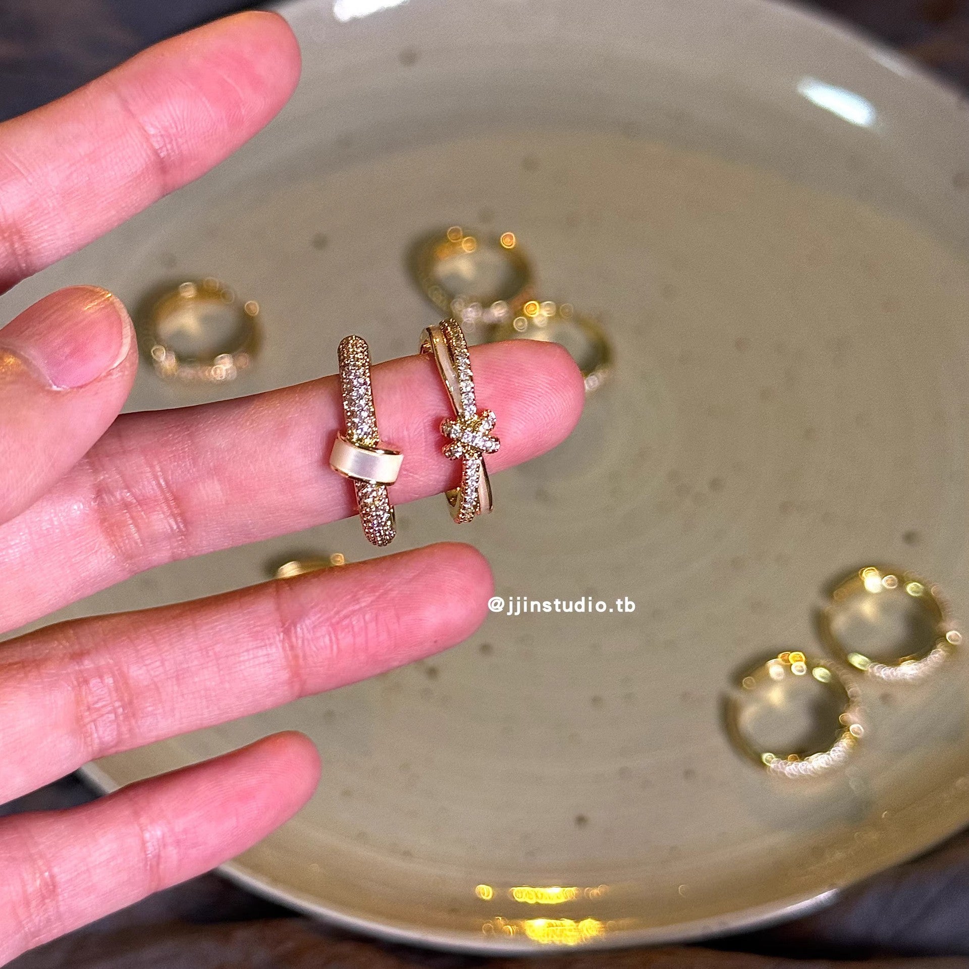 French Gentle White Shell Micro-Paved Zircon Ring, Exquisite Design, Sparkling Diamond High-End Ring